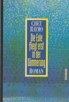 Die Eule fliegt erst in der Dämmerung.