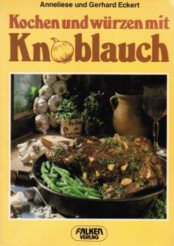 Kochen und würzen mit Knoblauch.