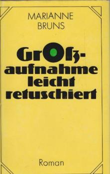 Grossaufnahme leicht retuschiert : Roman.