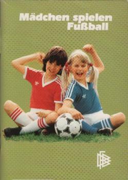 Mädchen spielen Fußball