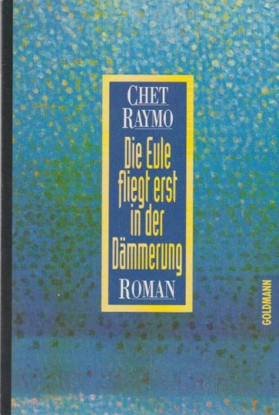 Die Eule fliegt erst in der Dämmerung.