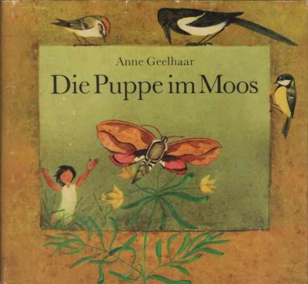 Die Puppe im Moos.