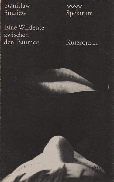 Eine Wildente zwischen den Bäumen.